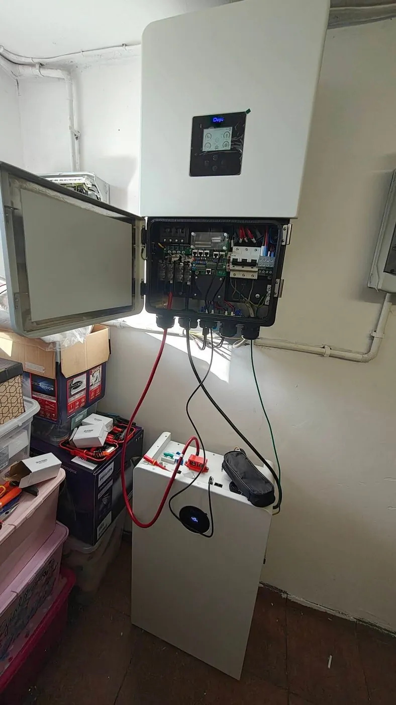 Magazyn energii z falownikiem hybrydowym Deye w pomieszczeniu technicznym
