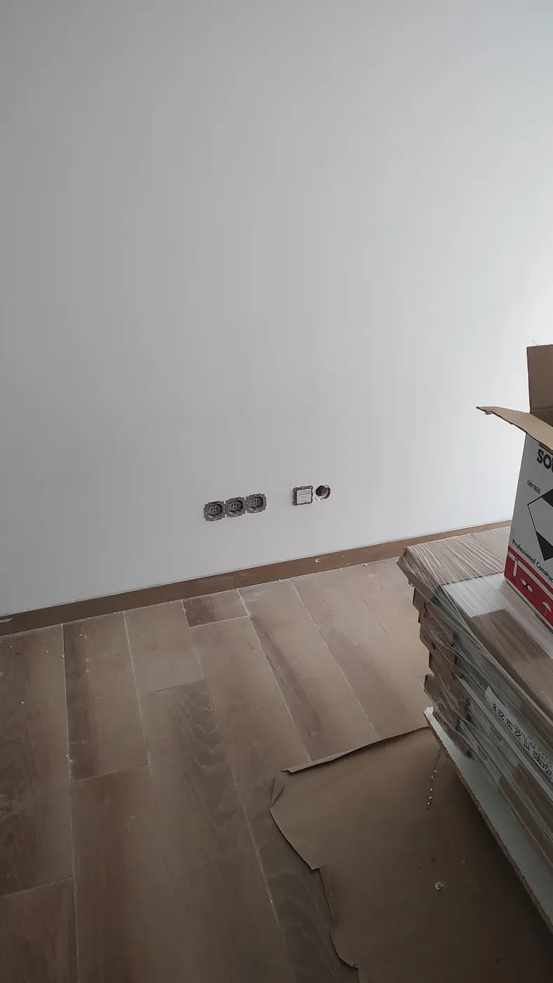 Gniazda i łącznik zamontowane na gotowej ścianie