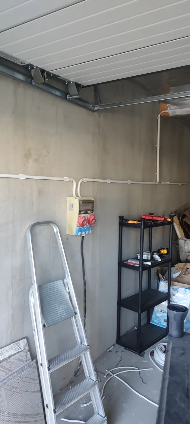 Garaż z instalacją natynkową i gniazdami siłowymi