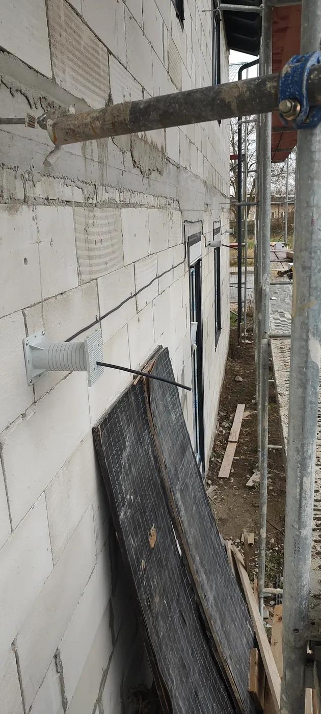 Przewód wyprowadzony przez ścianę zewnętrzną pod oprawę elewacyjną