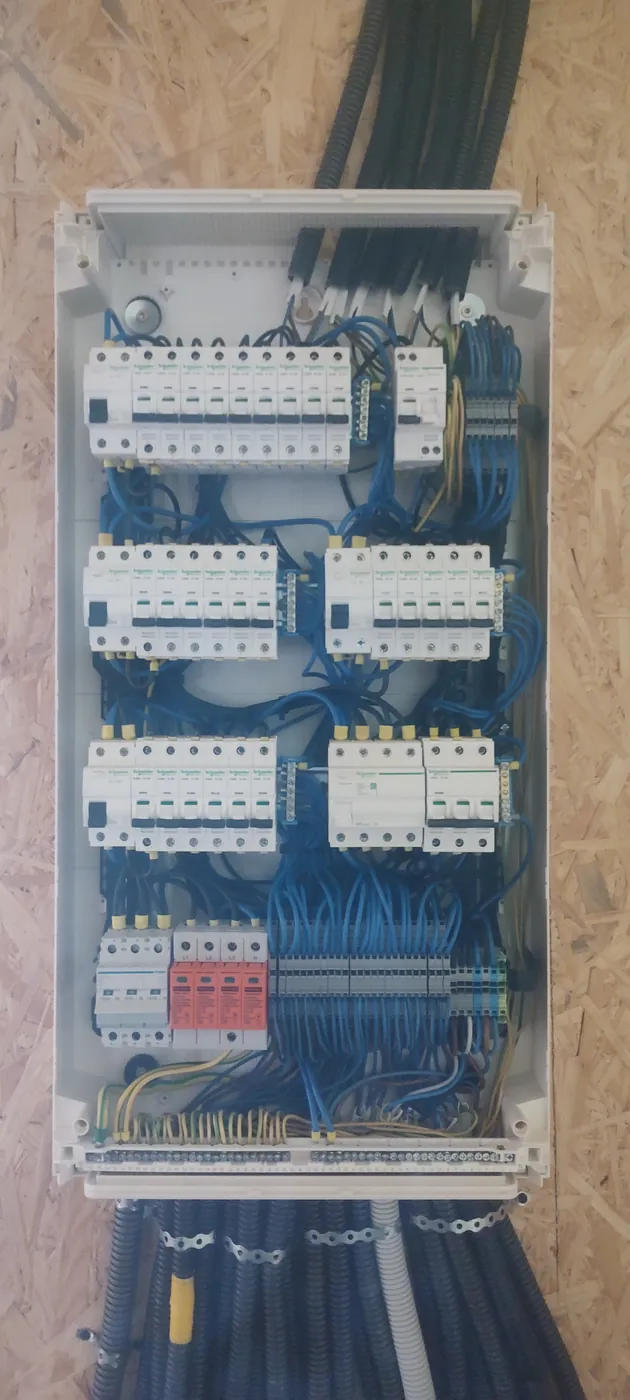 Otwarta rozdzielnica Schneider Electric z całym okablowaniem i aparaturą
