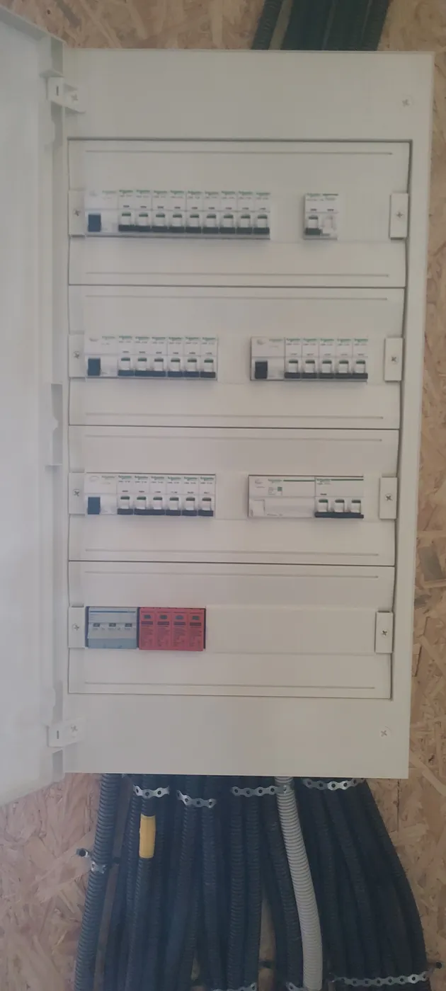 Rozdzielnica Schneider Electric z założoną osłoną