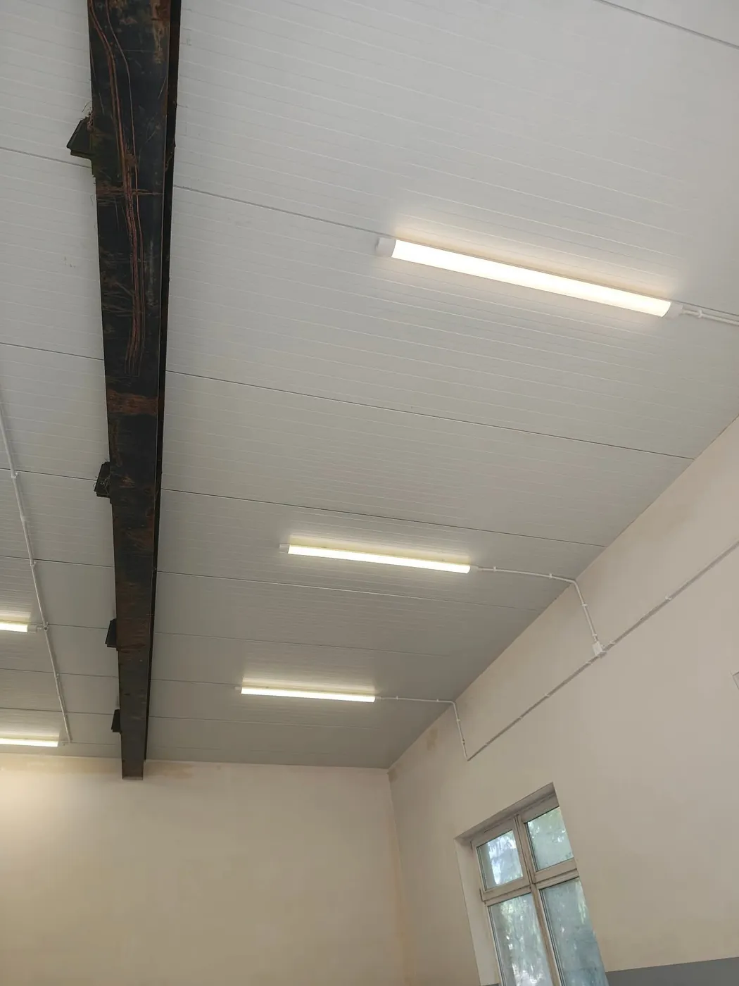 Nowe oprawy LED pod stropem hali