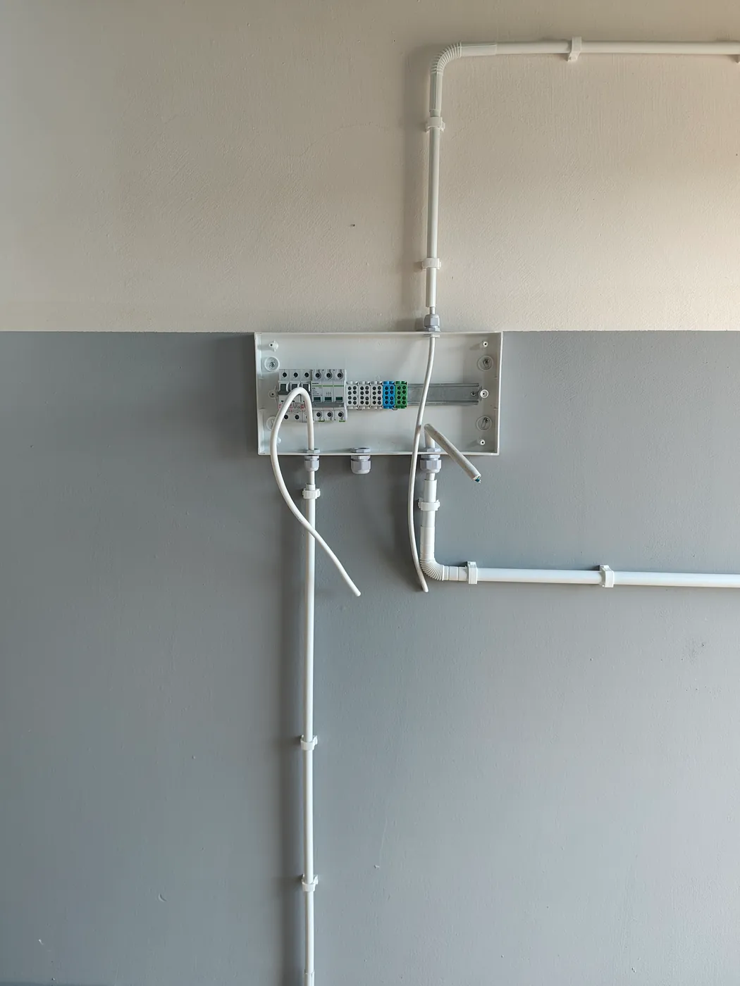 Puszka z zaciskami na instalacji natynkowej