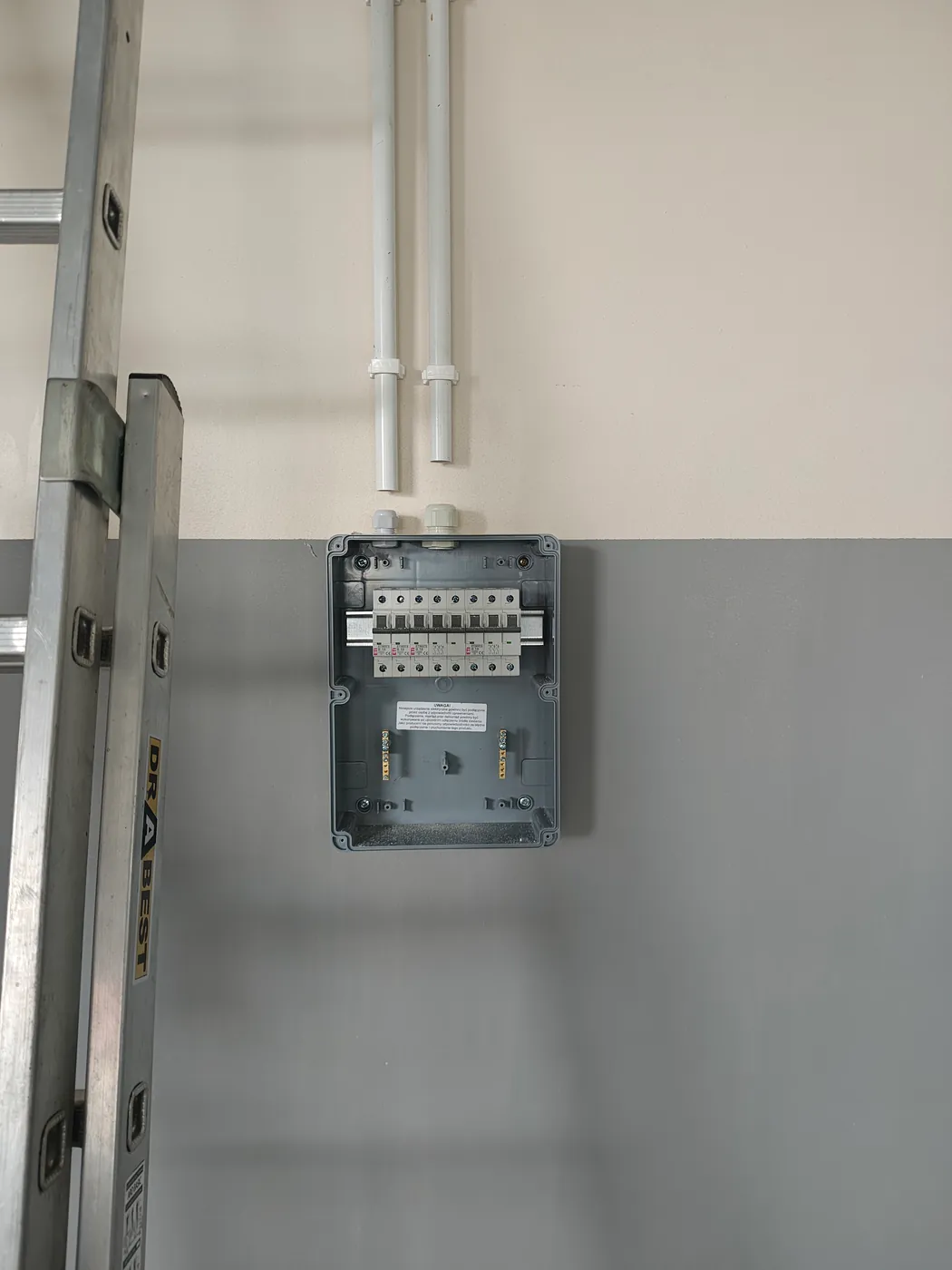 Rozdzielnica warsztatowa i rurki instalacji natynkowej