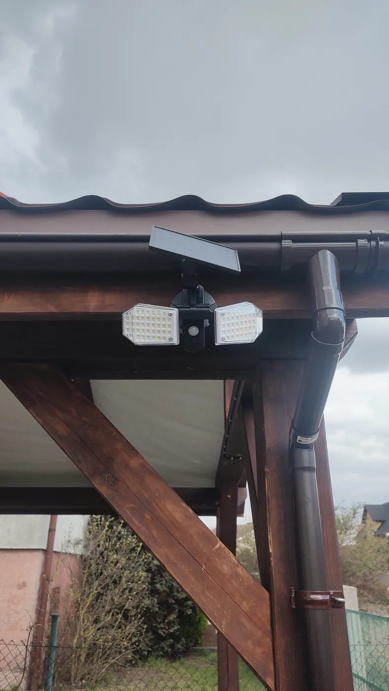 Lampa solarna z czujnikiem ruchu na okapie