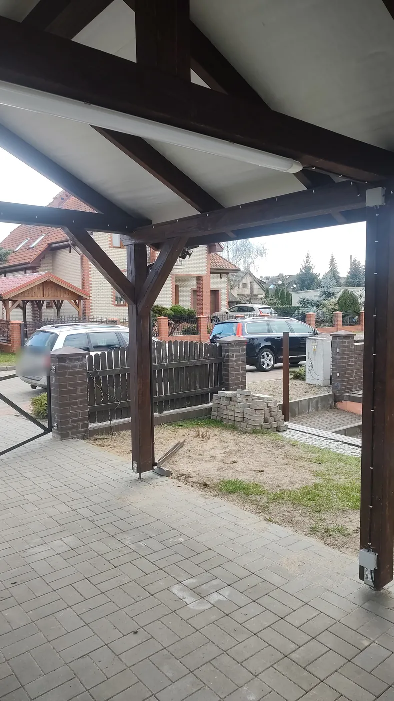 Hermetyczna oprawa oświetleniowa pod dachem wiaty