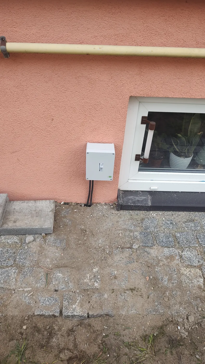 Puszka zasilająca na ścianie domu