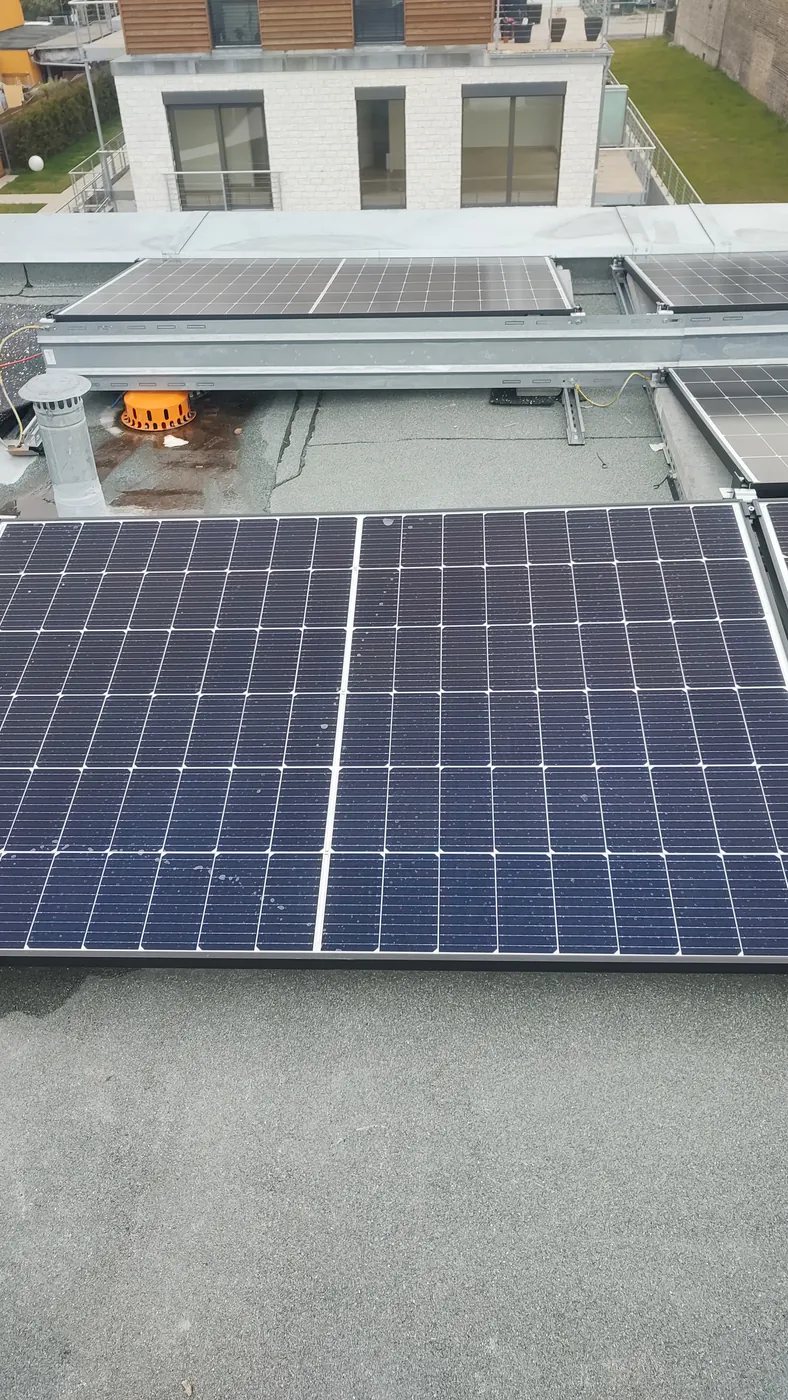PV-Module auf dem Flachdach