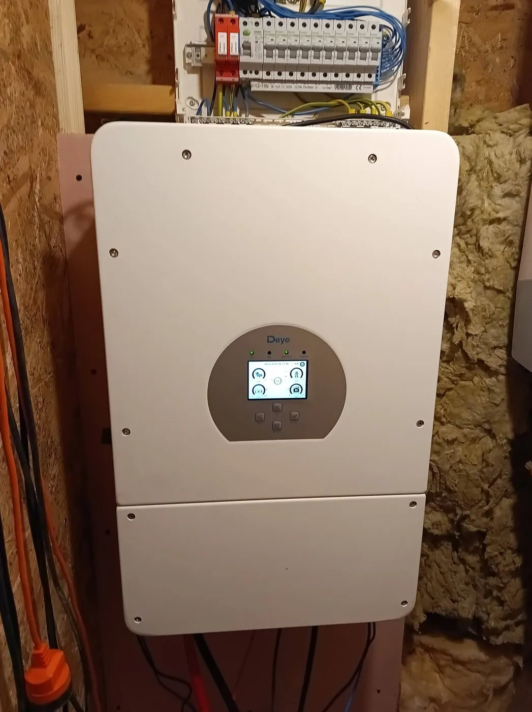 Falownik hybrydowy Deye 8 kW z rozdzielnicą
