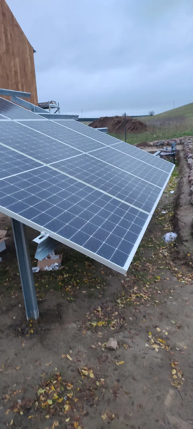 Rząd modułów PV na konstrukcji gruntowej