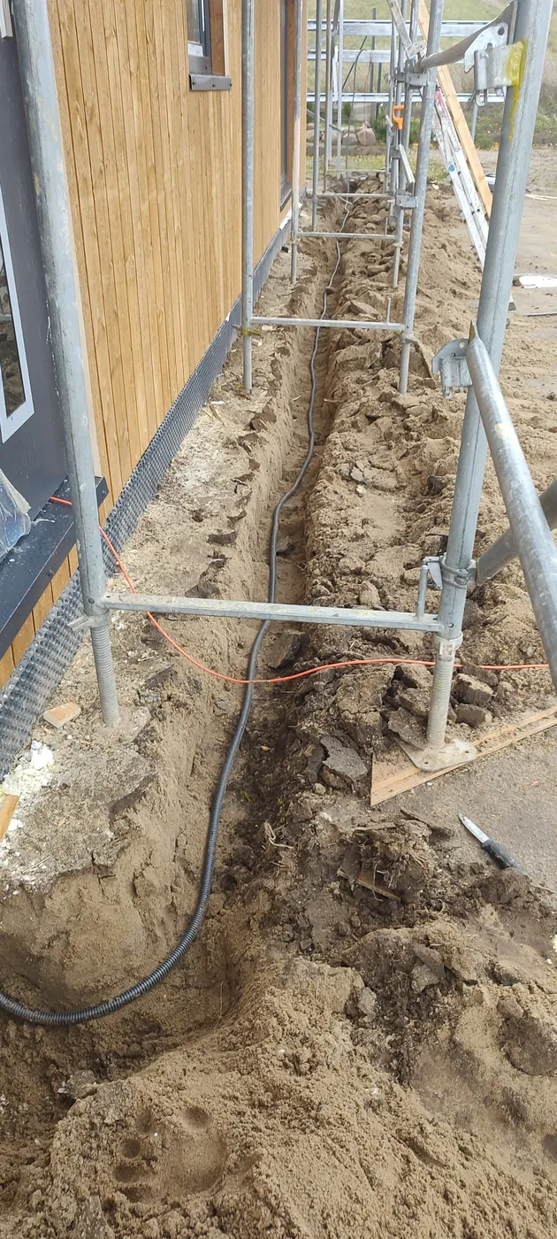 Wykop pod kabel prowadzony w ziemi do domu