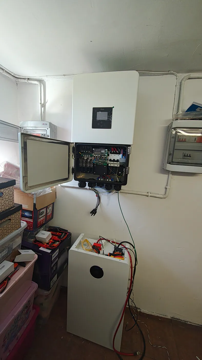 Falownik hybrydowy Deye 15 kW nad magazynem energii 16 kWh, w trakcie podłączania