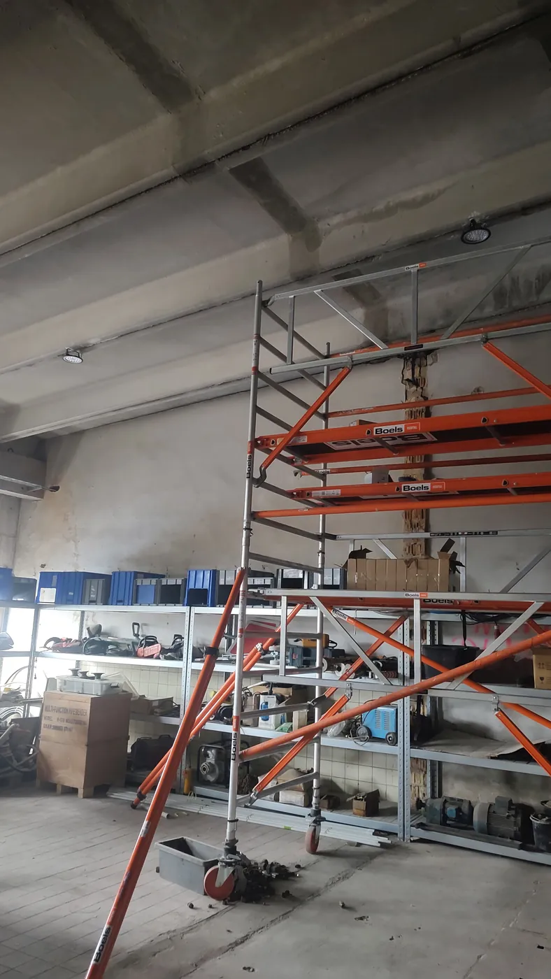 Montage der Hallenbeleuchtung vom Rollgerüst aus