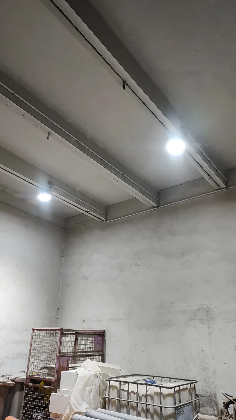 Neue Leuchten unter der Hallendecke