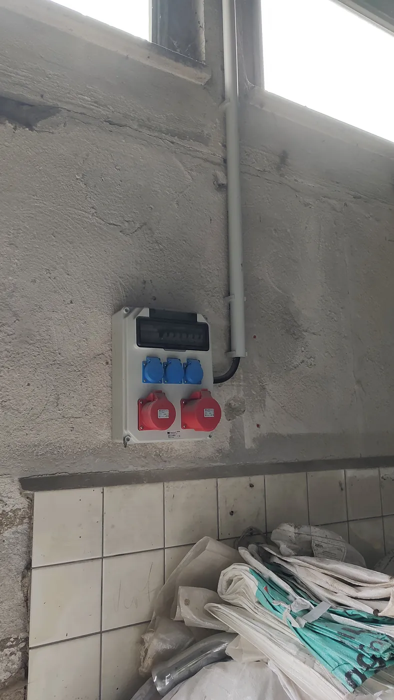 Baustromverteiler mit 230-V-Steckdosen und 400-V-CEE-Steckdosen