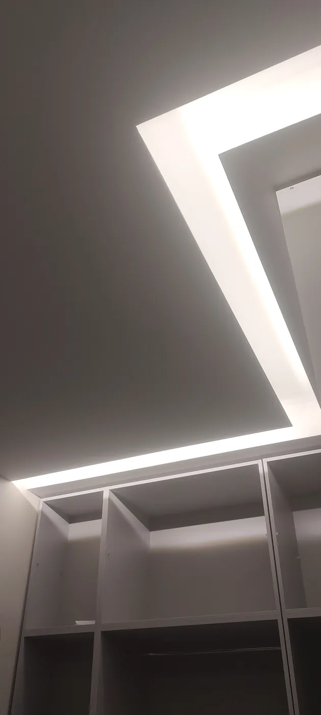 Oświetlenie LED w suficie nad zabudową meblową