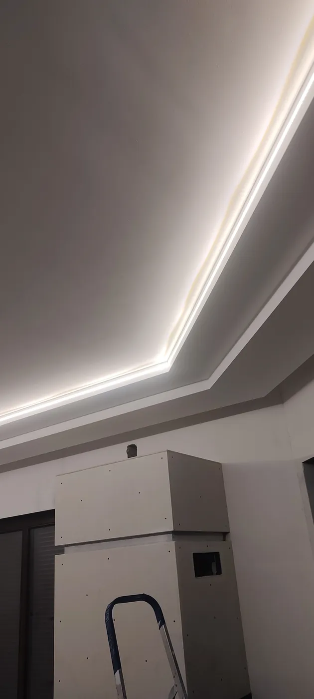Pośrednie oświetlenie LED w zabudowie sufitu