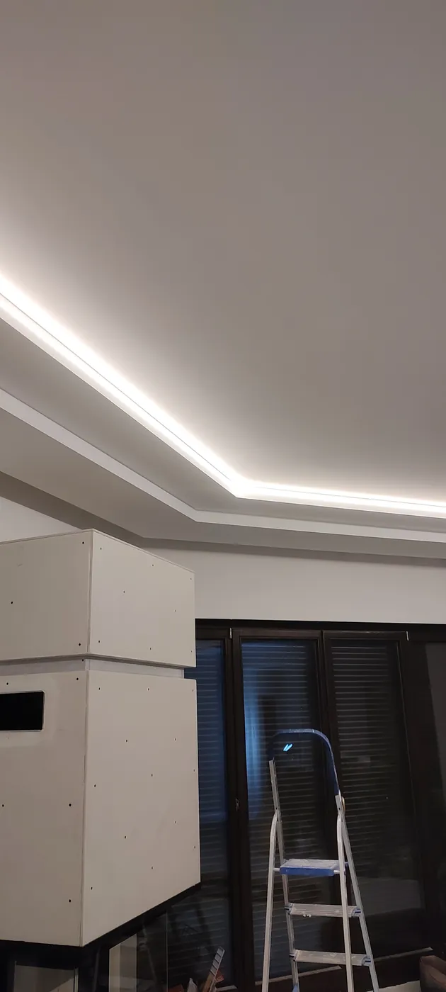 Podświetlenie LED wzdłuż zabudowy sufitu