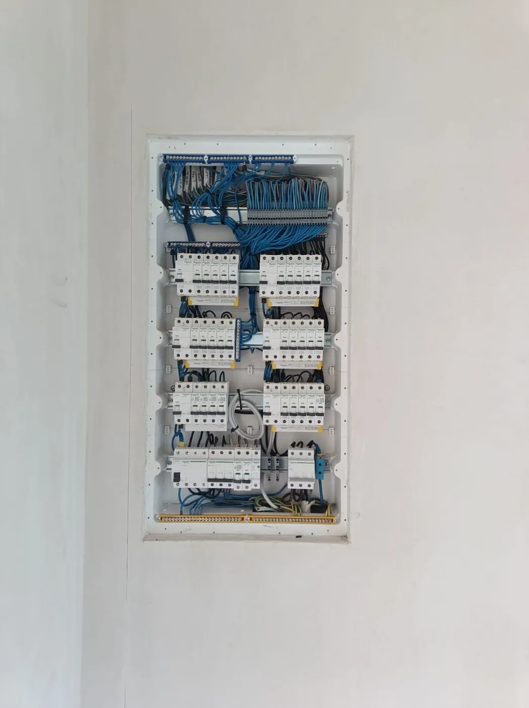Nowa rozdzielnica elektryczna w trakcie montażu