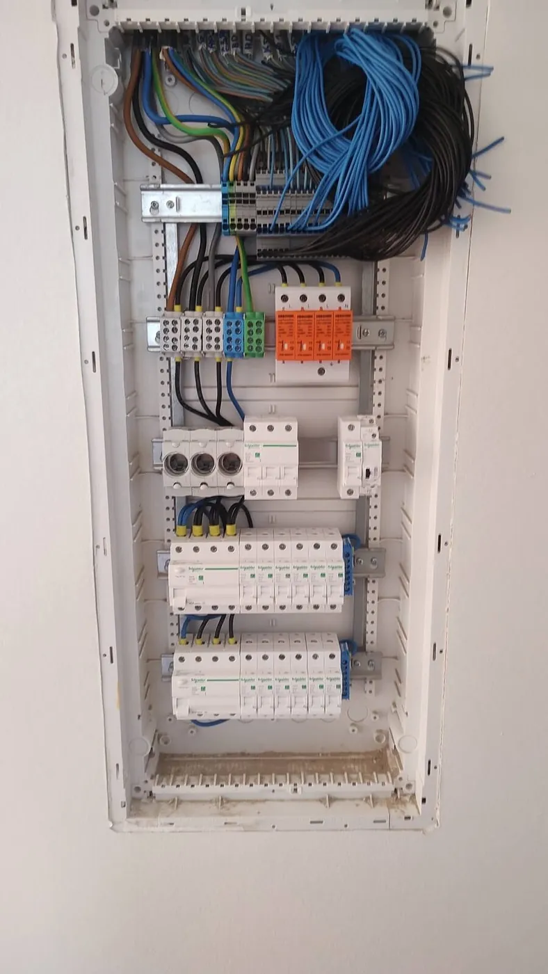 Rozdzielnica elektryczna z ochroną przeciwprzepięciową