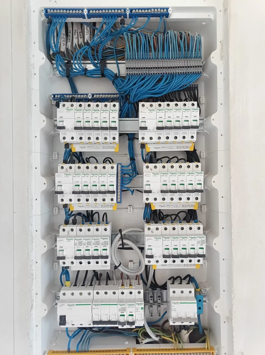 Rozdzielnica elektryczna z zabezpieczeniami i uporządkowanym okablowaniem